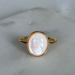 Caitlyn Minimalist Mother of Pearl Ring | size 8 • 18k gold